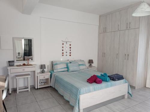 Ένα ή περισσότερα κρεβάτια σε δωμάτιο στο Santorini Sigala Studios 2