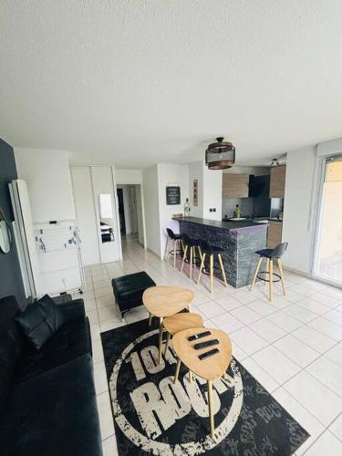 un salon avec un canapé et une table dans l'établissement Appartement, à Millau