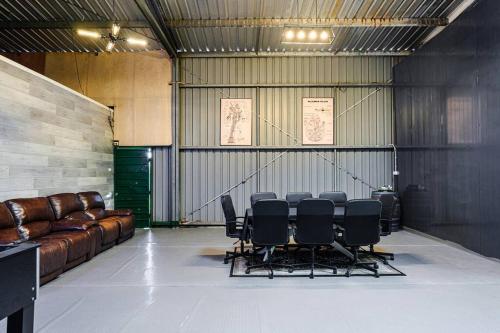 Un lugar para sentarse en 3BR 1B Home w Private Backyard, Shared Game Room