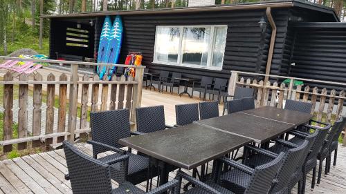una mesa y sillas en una terraza con cabina en Spacious 4BR Apartment Särkilahti, en Savonlinna