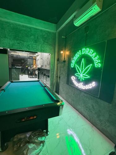 Τραπέζι μπιλιάρδου στο Green Dreams Guesthouse