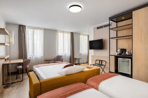 Postel nebo postele na pokoji v ubytování Hotel Bristol Budapest