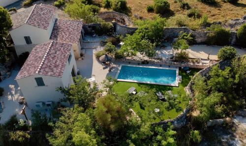 une vue aérienne d'une maison avec piscine dans l'établissement La bergerie à la mer - Chambres d'hôtes Carro, à Martigues