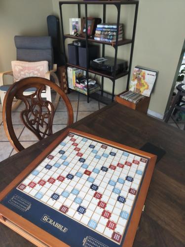 a chess board on a table in a living room at Xixi Cama Bed & Breakfast in Bombardeira