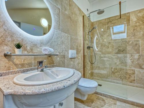 Et badeværelse på Holiday Home Eden Parc by Interhome