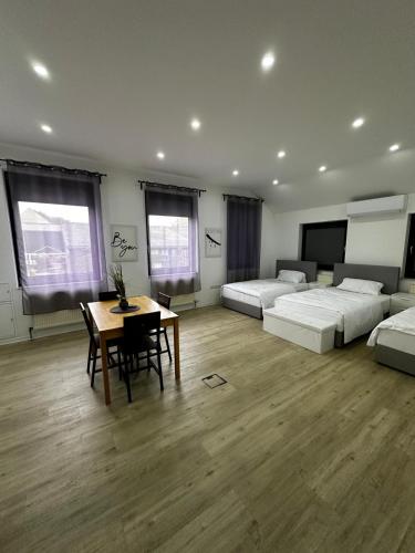 a bedroom with two beds and a table and a dining room at VDM Ferienwohung Pfungstadt in Pfungstadt