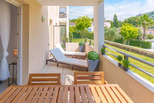 - un balcon avec deux chaises, une table et des chaises dans l'établissement Appart haut standing Cannes, à Cannes