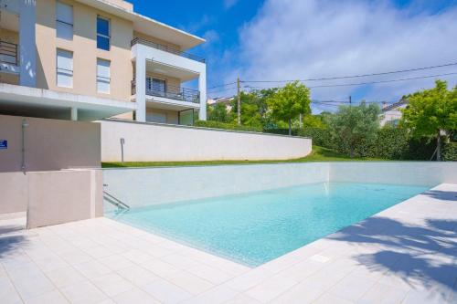 une piscine devant une maison dans l'établissement Appart haut standing Cannes, à Cannes