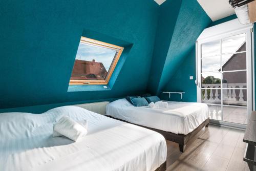 Katil atau katil-katil dalam bilik di Gites Spa Strasbourg - Villa Ours - SPA Privé, Sauna, Borne d'arcade, Babyfoot
