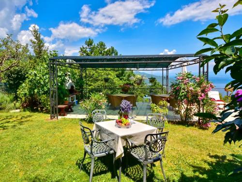 ロヴランにあるApartment Laurus-1 by Interhomeのガゼボ付きの庭にテーブルと椅子