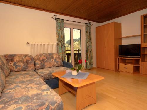 Televízia a/alebo spoločenská miestnosť v ubytovaní Apartment Bischofsmütze by Interhome
