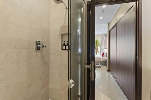 una doccia con una porta in vetro in un bagno di Eagle Beach - Imperial Blossom 2BR condo - LV204 a Palm Beach