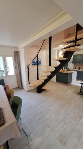 - un salon avec un escalier au milieu d'une pièce dans l'établissement Villa 8 pers, 4 ch, jardin, clim 200m de la plage, à Saint Pierre La Mer