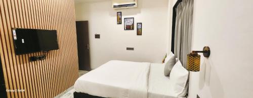 TV a/nebo společenská místnost v ubytování Hotel Sahara Residency