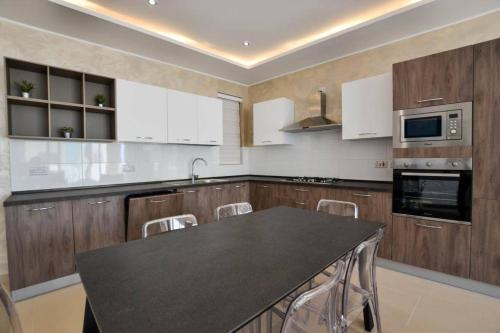 Η κουζίνα ή μικρή κουζίνα στο Swieqi, Luxury Apartment, 3BD - 2 BH, Sleeps 6