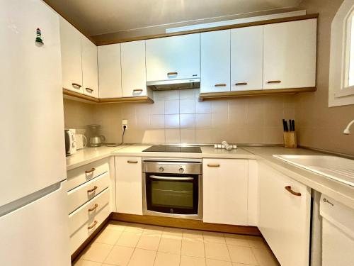 Kuchyňa alebo kuchynka v ubytovaní Villa Catalina Stunning 4bedroom villa with air conditioning sea views & private swimming pool ideal for families