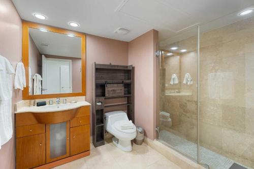 Ванная комната в Beachfront - Ocean Comfort 2BR condo - P216