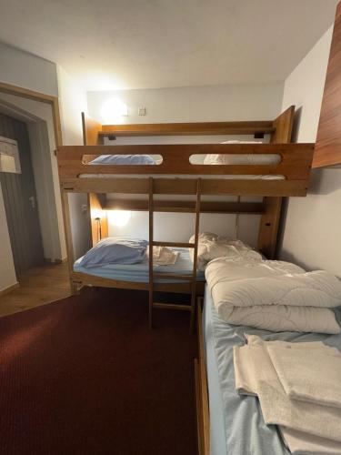 - deux lits superposés dans une petite chambre dotée d'une thritisthritisthritisthritisthritisthritisthritisthritisthrite dans l'établissement Pichu 303, à Val Thorens