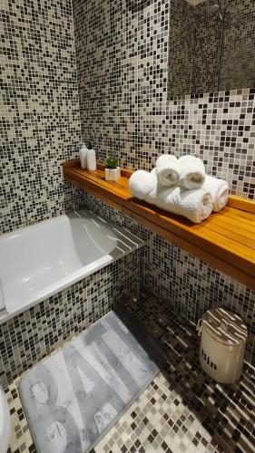a bathroom with a tub and towels on a shelf at Alma solar in Federación