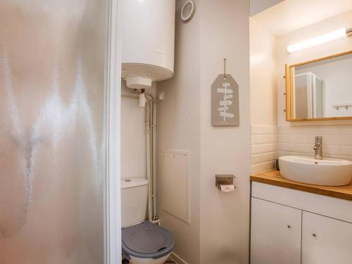 une salle de bain avec toilettes et lavabo dans l'établissement Appartement à Deux Pas de la Plage de Cabourg, Balcon, WiFi, Parking Gratuit ! - FR-1-788-29, à Cabourg