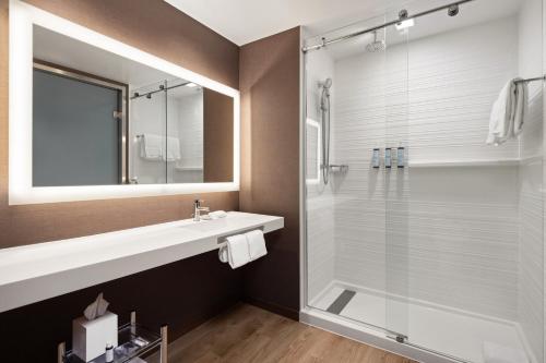 Koupelna v ubytování AC Hotel by Marriott Minneapolis West End