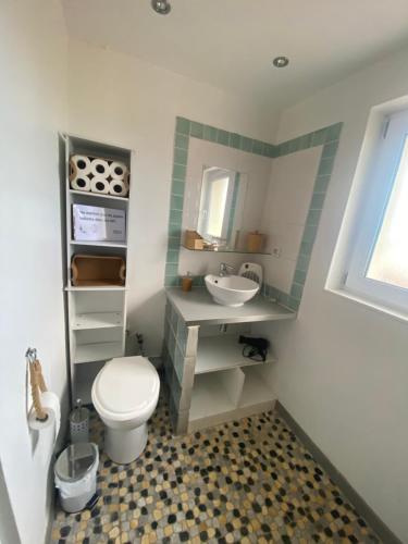 Ένα μπάνιο στο Chambre Paon avec partie commune A 6min de l A26 et 15 min de stOmer, lumbres et aire sur la lys