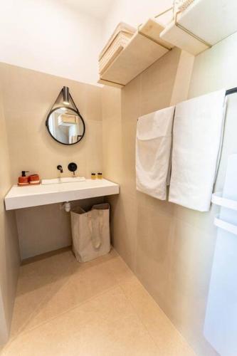 Superbe appartement deux chambres, centre proche port