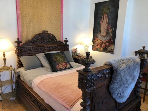 - une chambre avec un grand lit et un cadre en bois dans l'établissement Villa EVA Deluxe Bray-dunes Beach, à Bray-Dunes