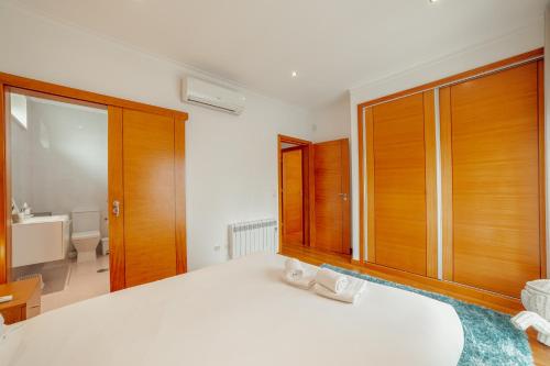 Et badeværelse på Pool & Cinema Villa by Vacationy