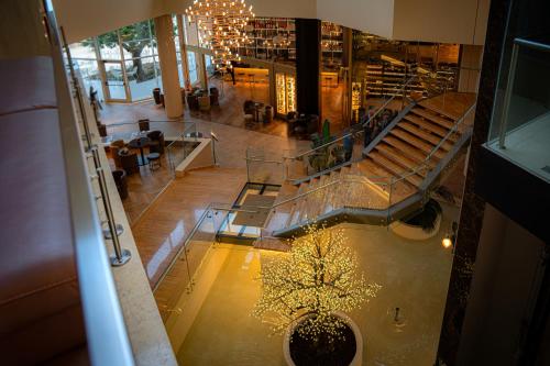 an overhead view of a building with a tree in the floor at UNA HOTELS MH Matera in Matera
