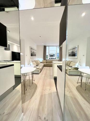 a large living room with tables and a living room at Stunning 4 bed flat near Notting Hill and Hyde park in London