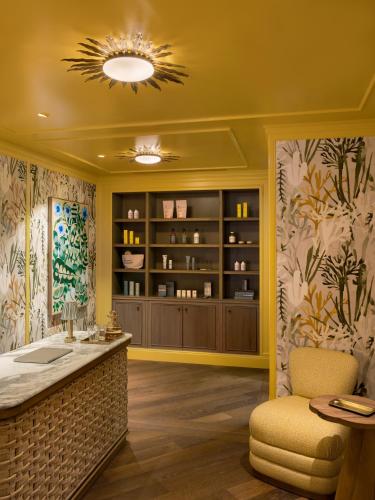 a spa room with a desk and a chair at La Fantaisie in Paris