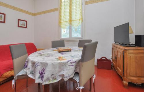 une salle à manger avec une table avec des chaises et une télévision dans l'établissement 1 Bedroom Amazing Apartment In Nice, à Nice