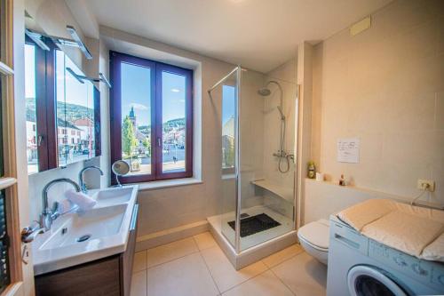 ein Badezimmer mit Waschbecken, Dusche und Toilette in der Unterkunft Le grand Géromois - Spacious - Private parking in Gérardmer