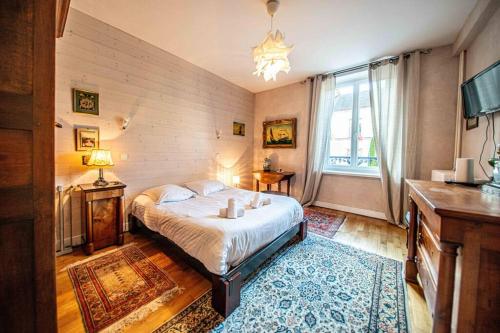 ein Schlafzimmer mit einem Bett und einem großen Fenster in der Unterkunft Le grand Géromois - Spacious - Private parking in Gérardmer