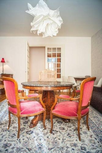 une salle à manger avec une table et quatre chaises dans l'établissement Le grand Géromois - Spacious - Private parking, à Gérardmer