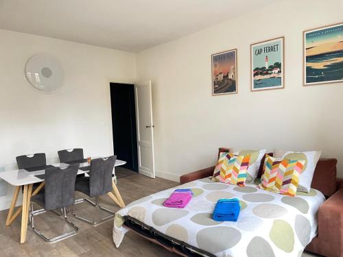 ボルドーにあるAppartement 1 Chambre au Cœur de Bordeauxのソファとダイニングテーブルのあるリビングルーム
