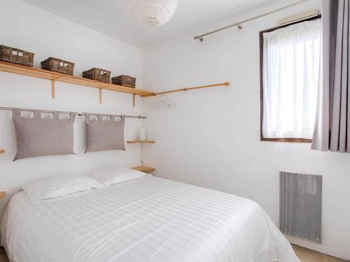 une chambre blanche avec un lit et une fenêtre dans l'établissement Appartement 2 chambres avec balcons et parking à Cabourg - FR-1-788-36, à Cabourg