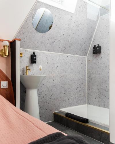 une salle de bain avec un lavabo et des toilettes dans une chambre dans l'établissement Les toits de la Citadelle, à Belfort