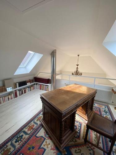 - un salon avec une table en bois sur un tapis dans l'établissement Les Murmures des Toits - Hypercentre - garage privé, à Colmar