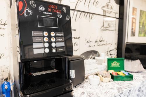 a microwave oven sitting on top of a table at Ośrodek Wypoczynkowy Kalwa in Pasym