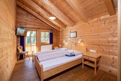 Postel nebo postele na pokoji v ubytování Family Lodge Maximilian