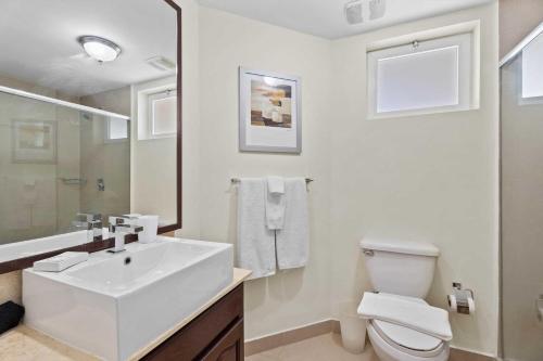 Ένα μπάνιο στο Beachfront - Turquoise View 2BR condo - BC353