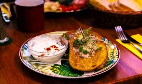 un plato con un sándwich y un tazón de salsa en easyHotel Budapest Oktogon, en Budapest