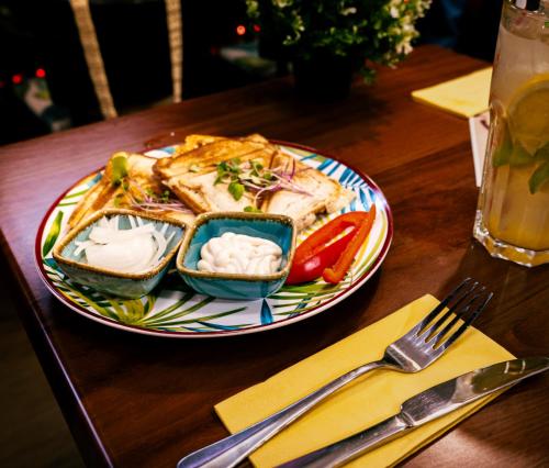 Un plato de comida en una mesa con un plato de comida en easyHotel Budapest Oktogon, en Budapest