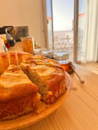 einen Teller mit drei Stück Kuchen auf dem Tisch in der Unterkunft B&B La Panoramica in Villacidro