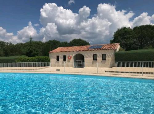 - un petit bâtiment à côté d'une piscine dans l'établissement Charmante petite maison avec jardin, à Saint-Cézaire-sur-Siagne