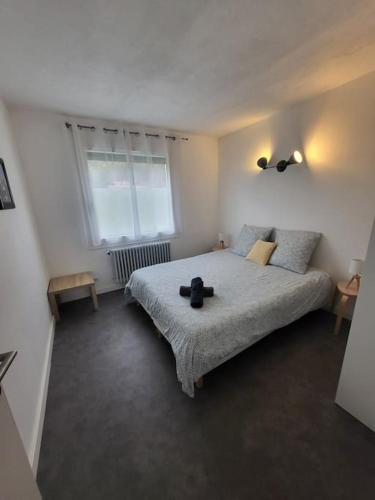 une chambre avec un lit et une fenêtre dans l'établissement T2 vue sur lac d'Annecy, à Lathuile