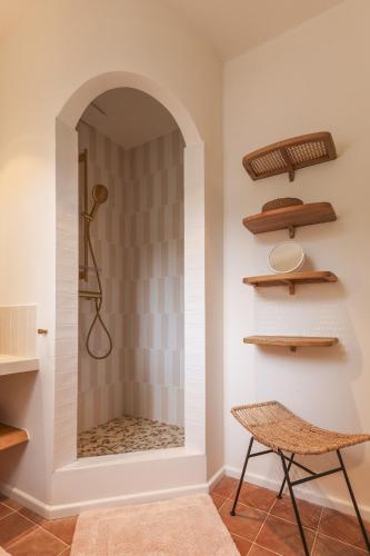 La salle de bains est pourvue d'une douche à l'italienne et d'un miroir. dans l'établissement Villa du Petit Prince, à Sainte-Maxime
