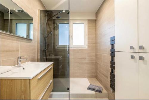 une salle de bain avec un lavabo et une douche dans l'établissement Appartement disign CLUB B, à Cannes